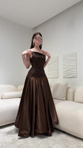 فستان سهرة "تشوكليت دريم" بكتف واحد وتفاصيل براقة