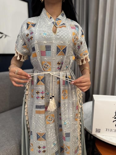 جلابية "تراث العصر" الرمادية – أناقة التطريز الهند...