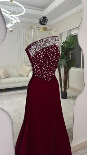 فستان سهرة مخملي بتطريز لؤلؤي - تصميم أنيق وفاخر