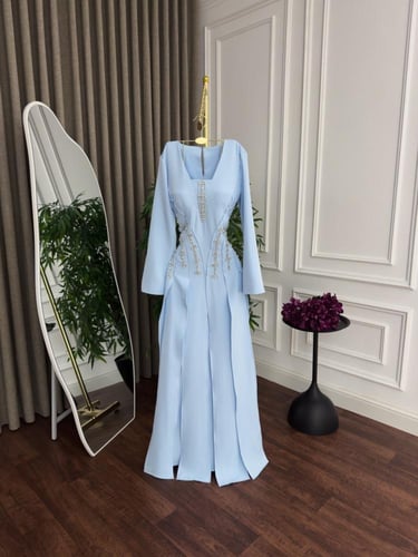 فستان "سماوي ملكي" بتصميم كورسيه مطرز