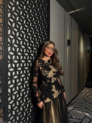 فستان سهرة طويل من التول المطرز - بيج وأسود.