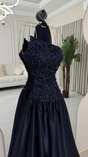 فستان سهرة ماكسي أنيق باللون العنابي (البرغندي) مع...