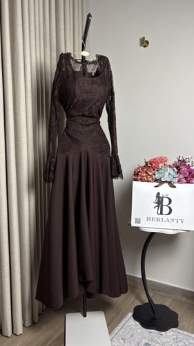 فستان "بيرلانتي" الراقي - بني شوكولاتة بتفاصيل الد...