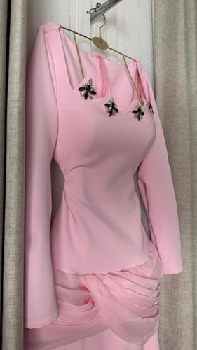 فستان "لين" – أناقة وردية بتفاصيل ملكية