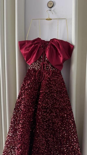 فستان سهرة مارون غلو بريق متلألئ بلمسة كلاسيكية