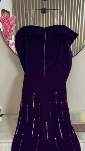 فستان سهرة مخملي طويل بقصة حورية البحر مع تفاصيل خ...