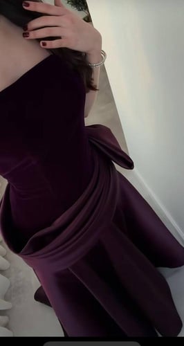 فستان سهرة طويل مخمل وستان بتفاصيل عقدة أنيقة