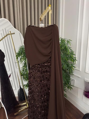 فستان سهرة طويل أنيق بتفاصيل ترتر وكاب شيفون منسدل