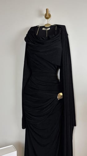 فستان "إليغانس" البني – بتصميم درابيه ساحر من توب...