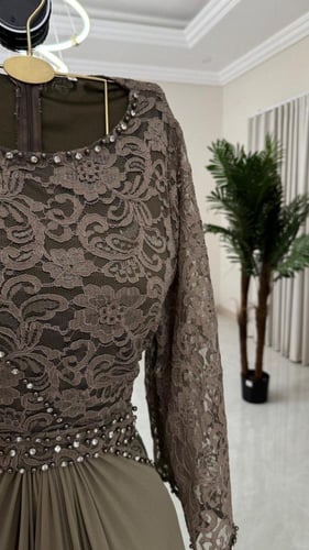 وصف فستان سهرة طويل فاخر (لون بيج فاتح)