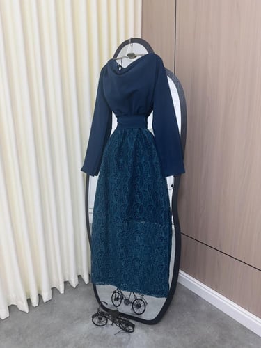 فستان "إيليجانس" كحلي - مزيج من الشيفون والدانتيل...