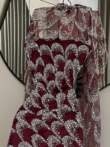 فستان سهرة عنابي طويل بشال شفافة وتطريز ترتر ريشي...