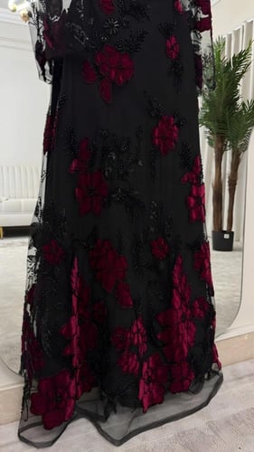 فستان سهرة أسود طويل بتطريز زهور مخملية حمراء إطلا...
