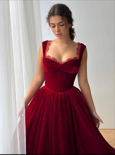 فستان "فيكتوريا" المخملي - أحمر ملكي بتفاصيل الدان...