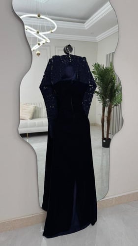 فستان سهرة مخملي كحلي أنيق بكم دانتيل