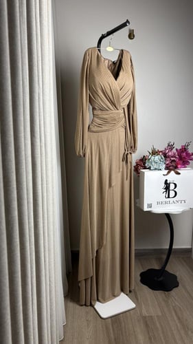 فستان "سهرة كلاسيك" بنقاط البولكا والخصر المجعد