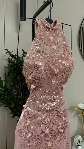 فستان سهرة "روز جلامور" – هولتر نك مطرز بالكامل