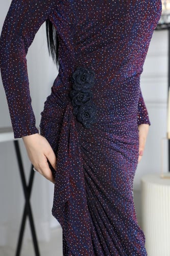 فستان سهرة طويل ضيق بفتحة رقبة مربعة وكشكشة جانبية...