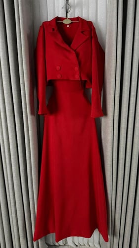 طقم "رويال ريد" النسائي - فستان كلاسيكي مع جاكيت ق...