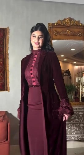 طقم "إليغانس" المخملي – فستان سهرة مع عباءة خارجية