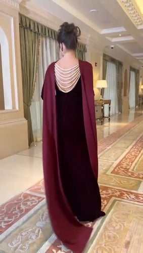 فستان سهرة مخمل عنابي (بورغندي) مع كاب وخرز لؤلؤ