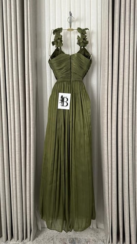 فستان سهرة "أوليفيا" كوتور - أخضر زيتوني بكسرات مل...