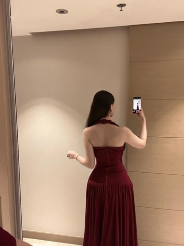 فستان سهرة "إمبايير" باللون البرغندي مع خصر مطرز