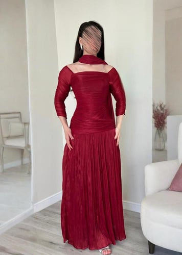 فستان "جازار" بليسيه باللون العودي الملكي