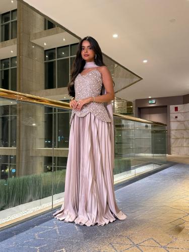 فستان سهرة "بيج" بتصميم ملكي مرصع بالكريستال