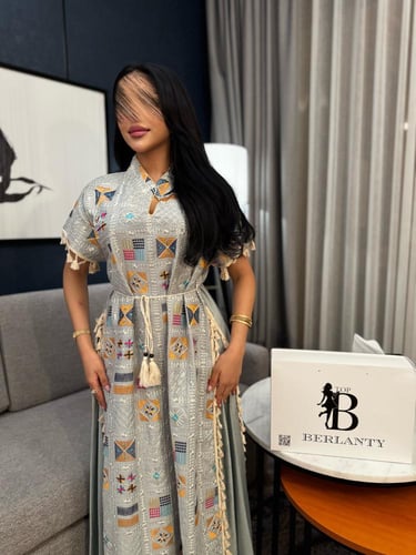 جلابية "تراث العصر" الرمادية – أناقة التطريز الهند...