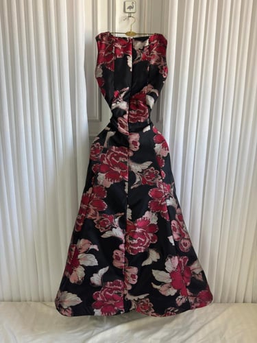 فستان "سهرة الملكي" بزهور الجاكار البارزة