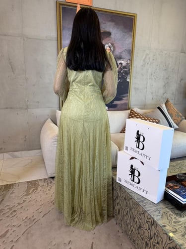 فستان "سيرين" من الدانتيل الفاخر - بلون أخضر فستقي...