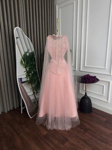 فستان سهرة وردي ملكي بتنورة تول وكورسيه مطرز وكاب...