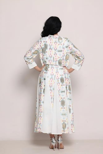 جلابية أناقة الأثير أبيض بنقوش هندسية وتطريز ذهبي