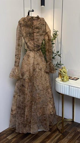 فستان "أورورا" الشيفون بنقشة رخامية وأكمام جرس