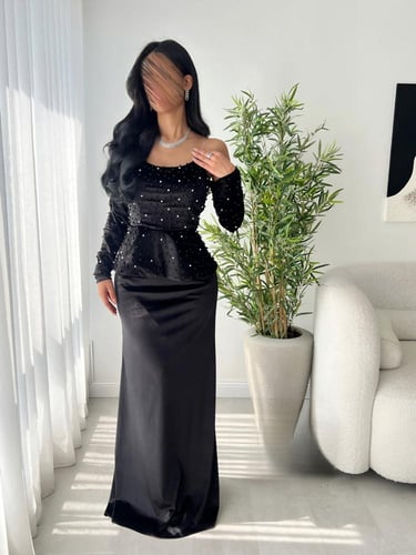 فستان مخمل أسود لؤلؤي قصة انسيابية