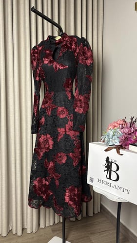 فستان "فيكتوريا" الراقي - دانتيل أسود بتطريزات مخم...