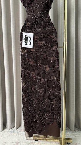 فستان "إيفوري" البني - سحر الأناقة الكلاسيكية بتفا...