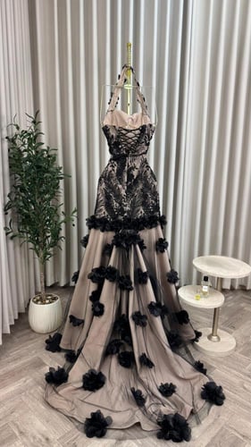 فستان سهرة بتفاصيل ثلاثية الأبعاد