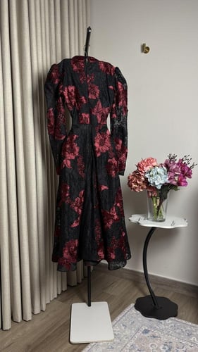 فستان "فيكتوريا" الراقي - دانتيل أسود بتطريزات مخم...