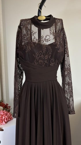 فستان سهرة شيفون ودانتيل - بني شوكولاتة راقٍ