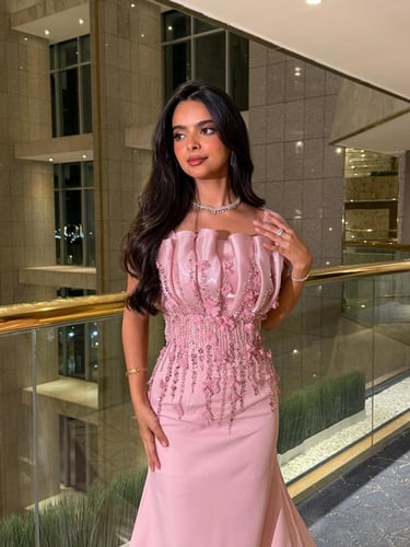 فستان سهرة روز لومينوس بتفاصيل ثلاثية الأبعاد