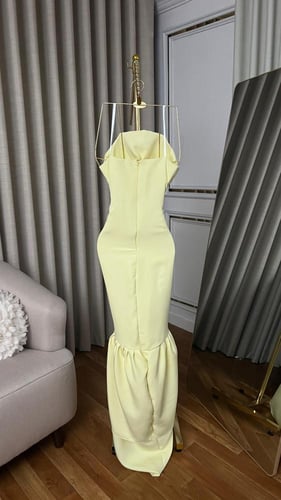 فستان سهرة أصفر أوف شولدر بكشكش جانبي وقصة غير متم...