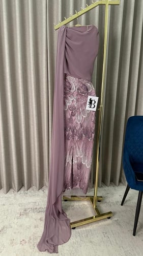 فستان "سحر العنابي" – قصة الحورية بتطريز لؤلؤي فاخ...