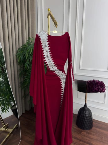 جلابية أصالة فخامة العنابي بتطريز هندسي راقٍ