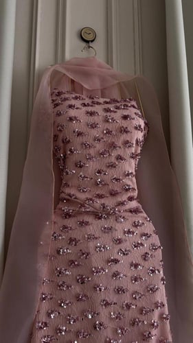 فستان سهرة وردي أنيق بتصميم حورية البحر مع شال حري...