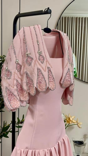 فستان "إيفانكا" الوردي: أناقة ملكية بتفاصيل يدوية