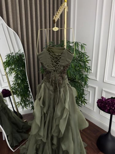 فستان سهرة "إيليجانس" بلون الزيتوني الساحر - تصميم...