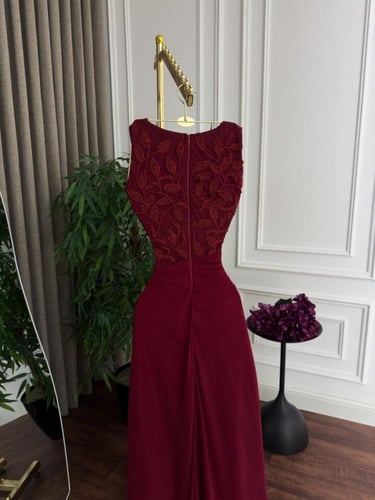 فستان سهرة ملكي باللون البرغندي (العنابي) - مطرز ي...