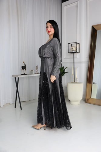 فستان سهرة (ماكسي) مطرز بالترتر مع تفاصيل شيفون بل...